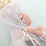 KL00026 Playful cat with elegant gold leaf